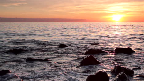 puesta de sol en el mar tropical