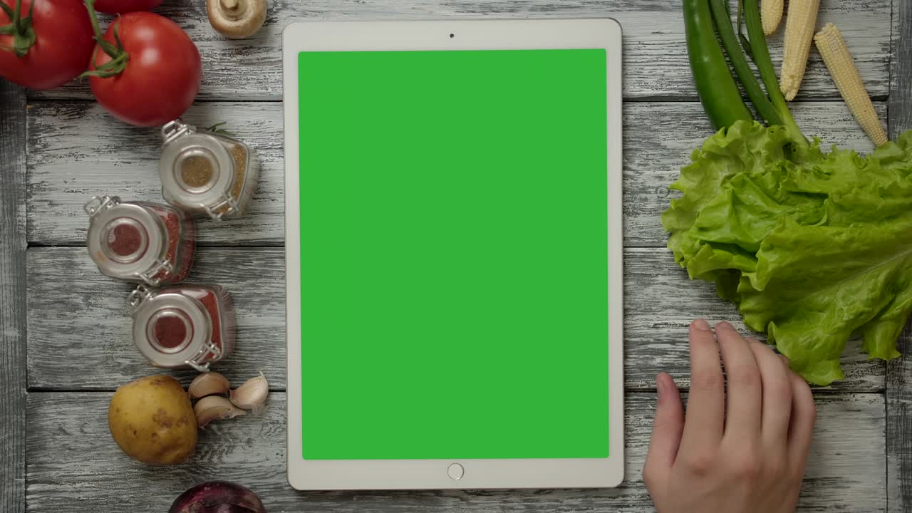 persona irreconocible examinando golpes con los dedos cerca del pad digital