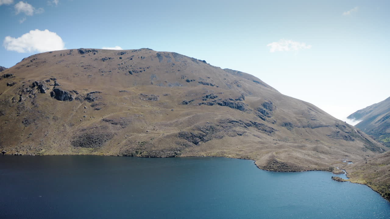 lago de montaña llamado luspa en el parque nacional de ecuador el cajas