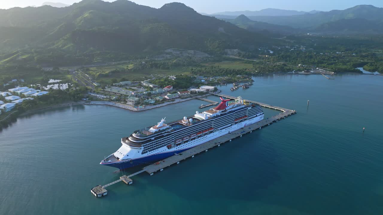 도미니카 공화국의 푸에르토 플라타, 앰버 코브 베이의 관광 항구에 정박한 유람선