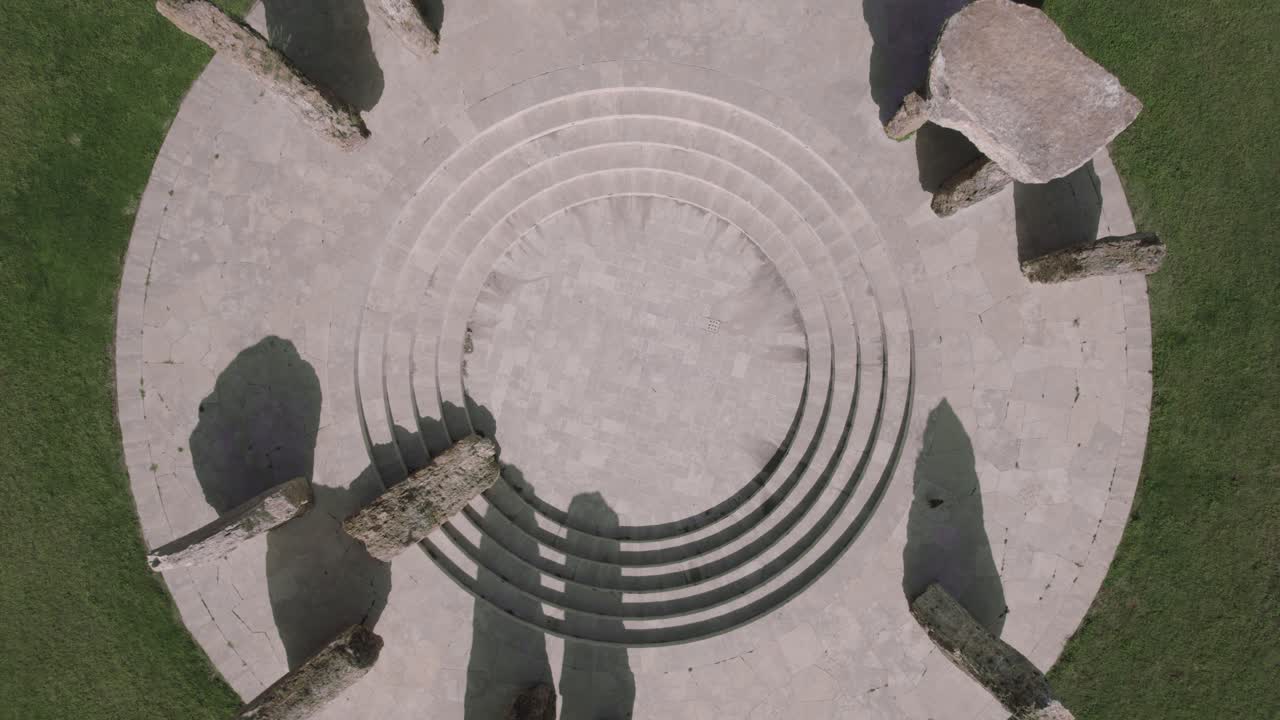 modelo de stonehenge dentro del jardín de roca israel - inclinarse hacia abajo elevándose revelando el disparo