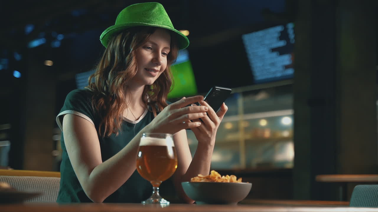 celebrando el día de san patricio en un pub 2