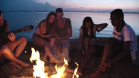 grupo de amigos acampando en la playa