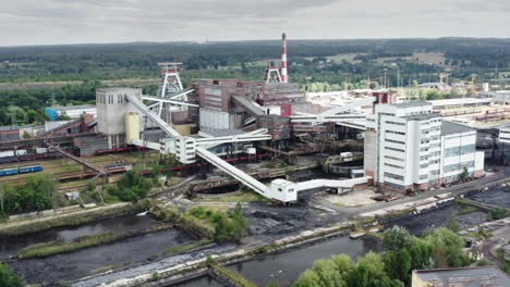 Vista-Aérea-De-La-Mina-De-Carbón-En-La-Región-De-Silesia-En-Polonia,-Europa