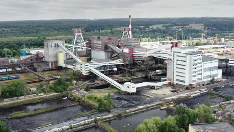 vista aérea de la mina de carbón en la región de silesia en polonia, europa