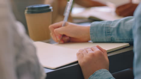 manos de mujer de negocios escribiendo en una reunión de negocios