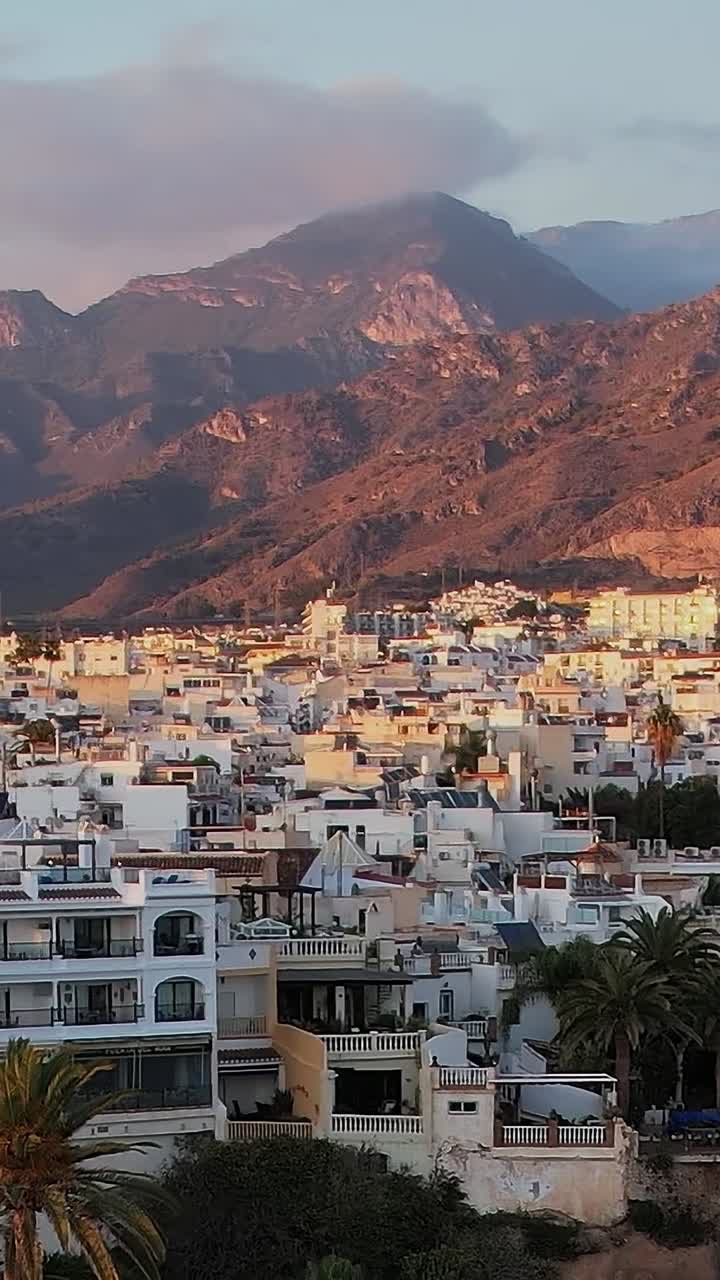 Panorama aérien de la côte et des falaises de Nerja