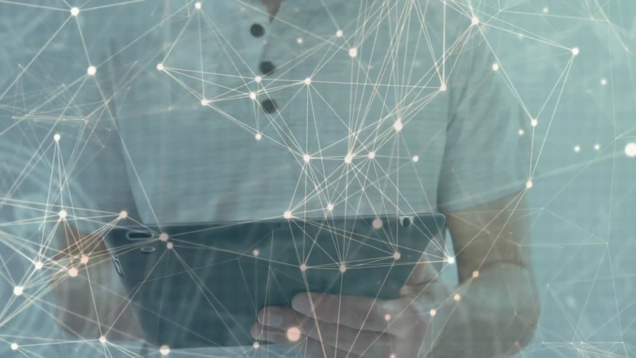 red de conexiones flotando contra el caucásico usando tableta digital