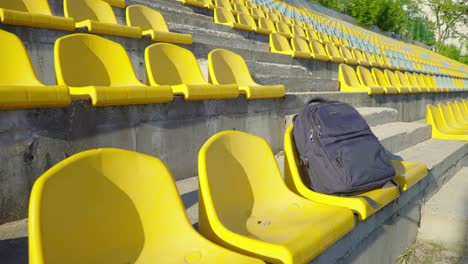 mochila en la silla del estadio. deporte estudiantil