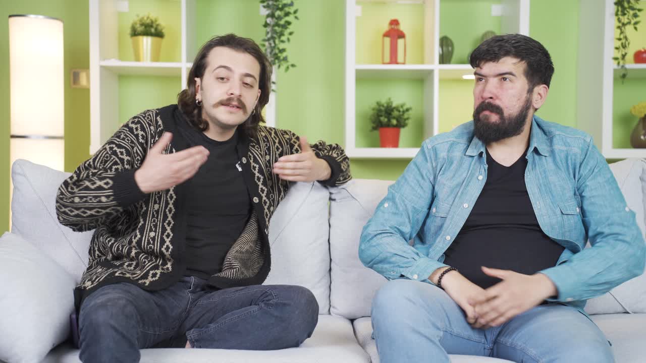 똑똑한 금발 남자가 남자친구를 속이려고 하는데