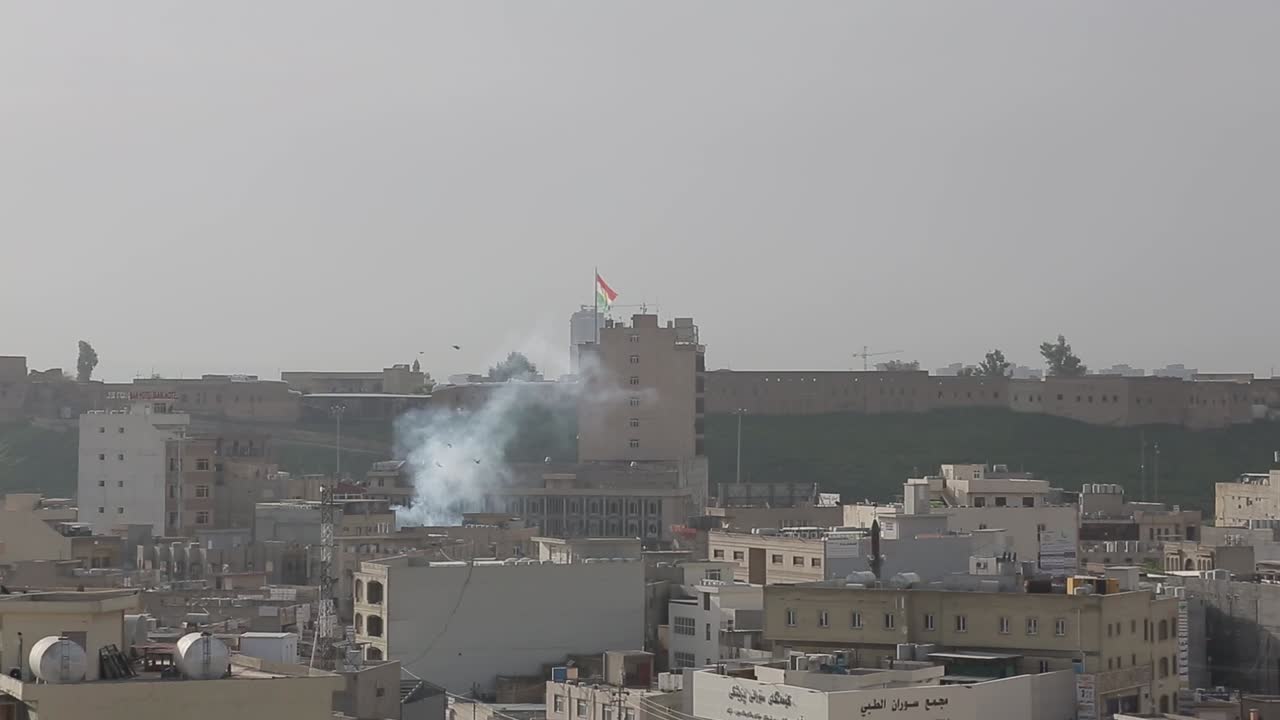 Grattacielo a Erbil, Iraq. Bandiera che sventola in alto.
