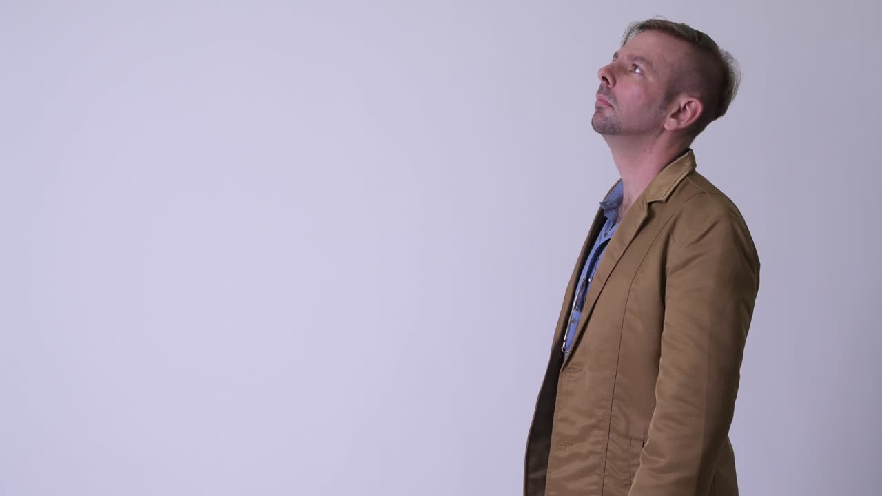 금발의 성숙한 사업가의 프로필 뷰