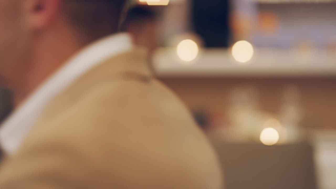 이 레스토랑은 항상 완전히 예약되어 있습니다.