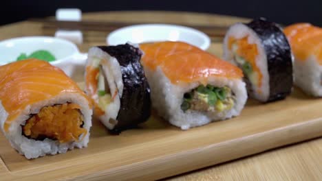 Toma-Deslizante-De-Sushi-Fresco-En-Una-Tabla-De-Bambú