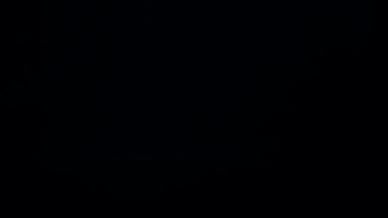 летящее в воздухе яблоко в замедленном режиме, черный фон, 120 кадров в секунду #3