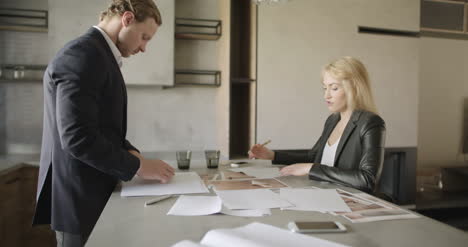 Vertriebsmitarbeiter-Treffen-Sich-Im-Büro