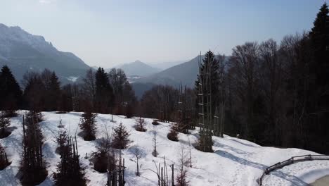 Vista-Aérea-De-La-Catedral-De-Orobie-Cubierta-De-Nieve-En-La-Ladera-Ubicada-Cerca-De-Pizzo-Arera