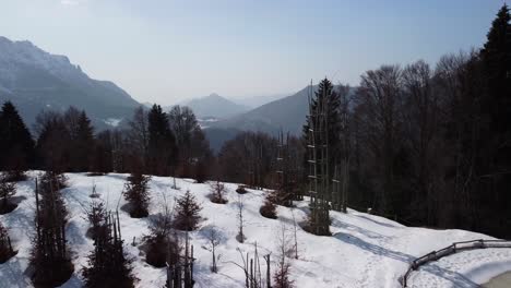 vista aérea de la catedral de orobie cubierta de nieve en la ladera ubicada cerca de pizzo arera