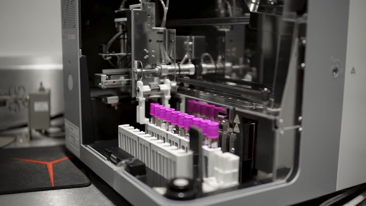 revolucionaria máquina de muestreo de sangre en un laboratorio