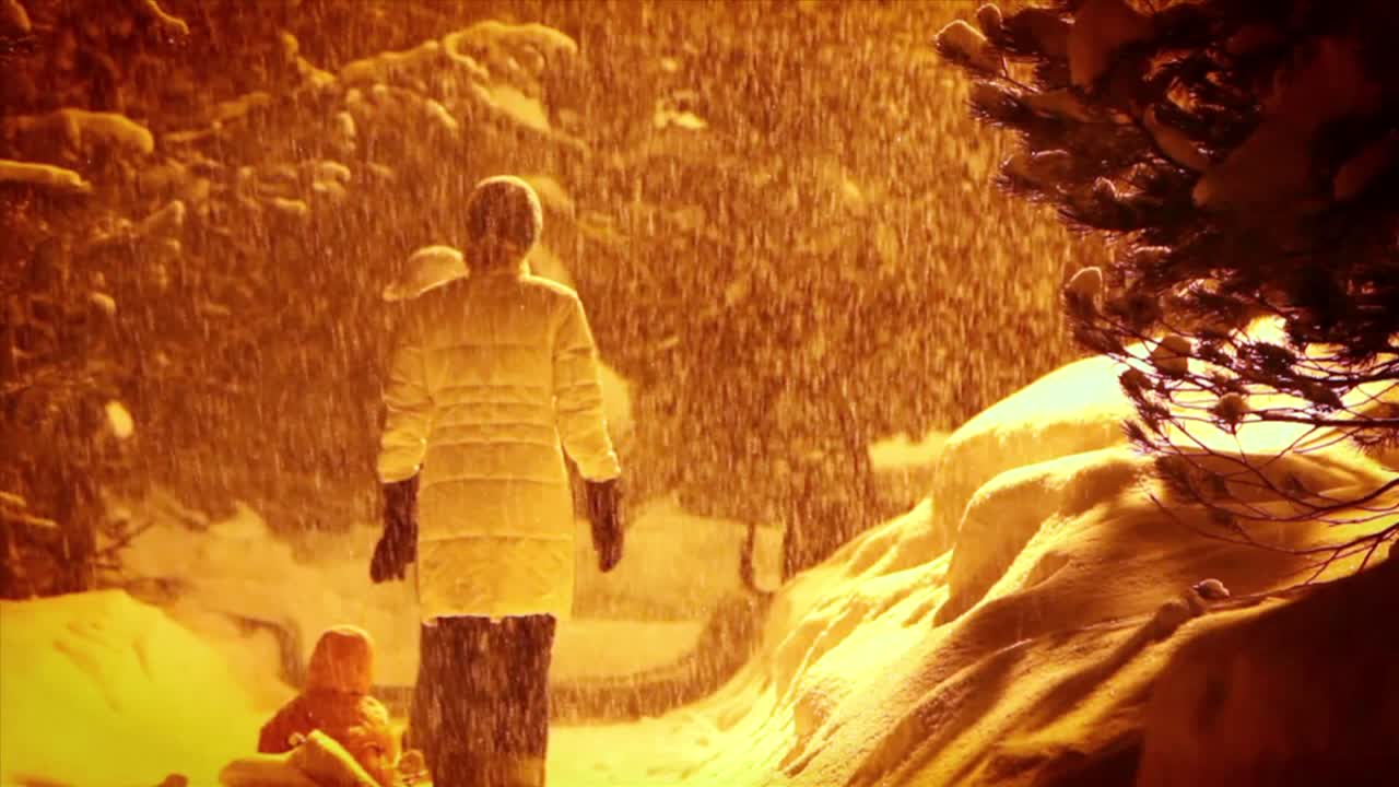 una familia camina por la nieve tirando de un niño en un trineo