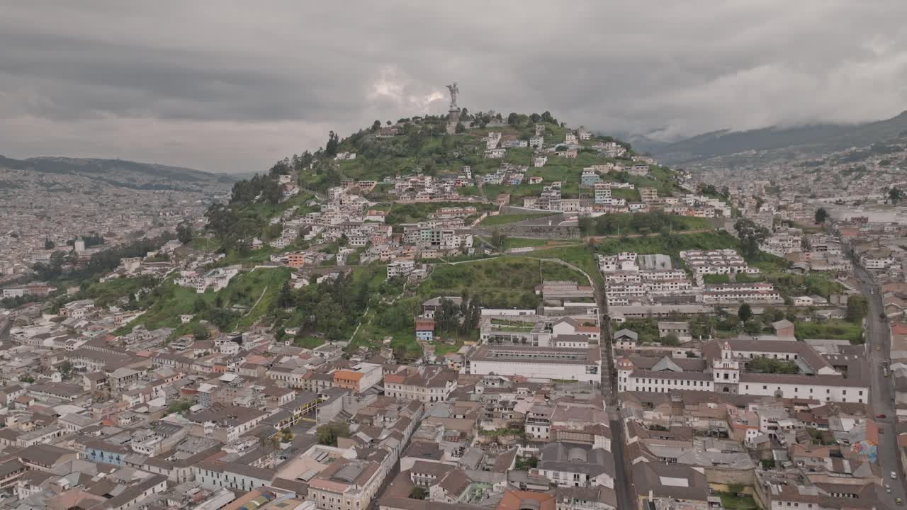 explore el corazón histórico de quito, ecuador, desde una perspectiva aérea impresionante