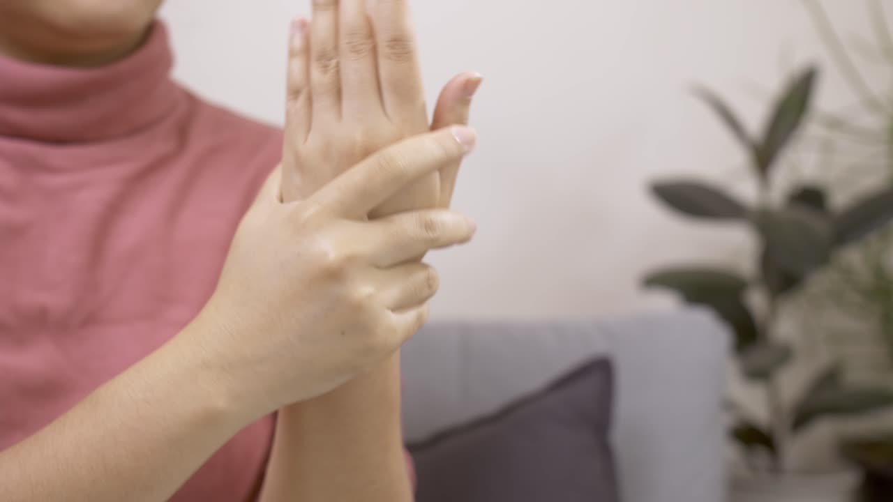 건강한 피부 루틴을 위해 핸드 크림을 바르는 여성