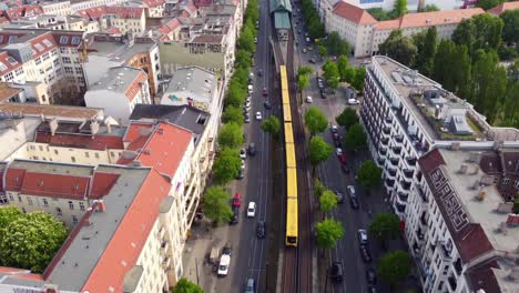 transporte público en la ciudad u bahn sale de la estación eberswalder espectacular vista aérea pista de vuelo desde arriba imágenes de drones de berlín prenzlauer berg schönauer allee 2022 cinematográfica de philipp marnitz