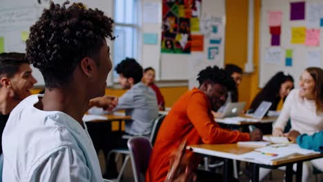 estudiante levantando la mano en el aula