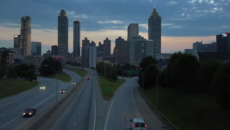 de nacht valt achter de skyline van atlanta georgia