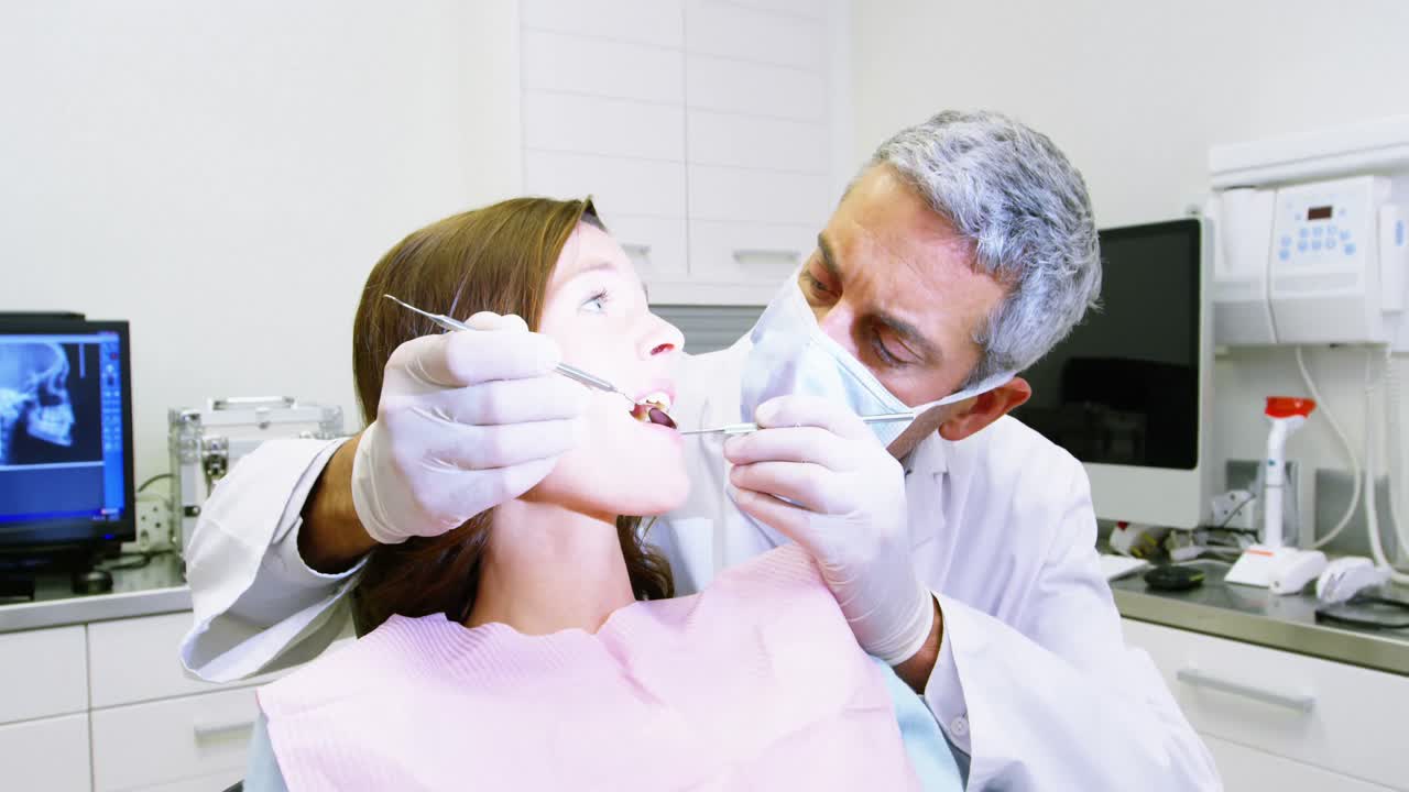 dentista examinando a un paciente