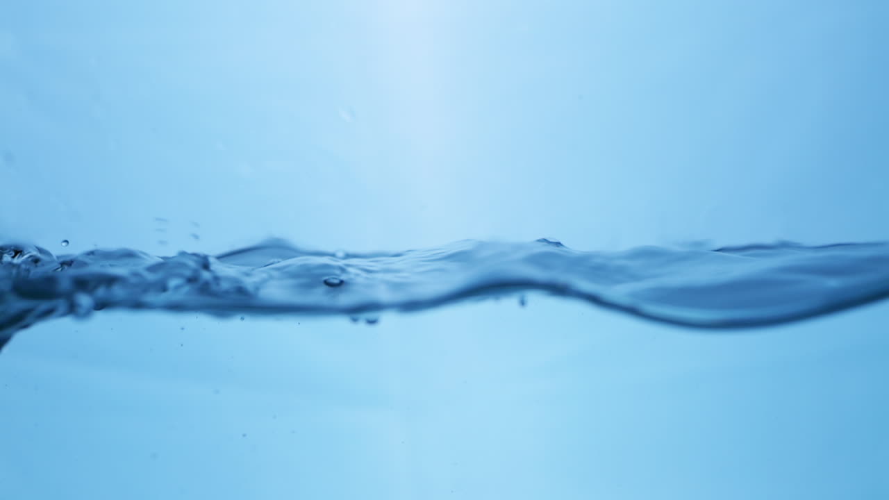 신선한 물, 깨한 물방울이 느린 동작으로 캐스케이딩합니다.