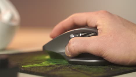 una vista macro de primer plano de una mano desplazándose furiosamente en una rueda de ratón de juego para una computadora