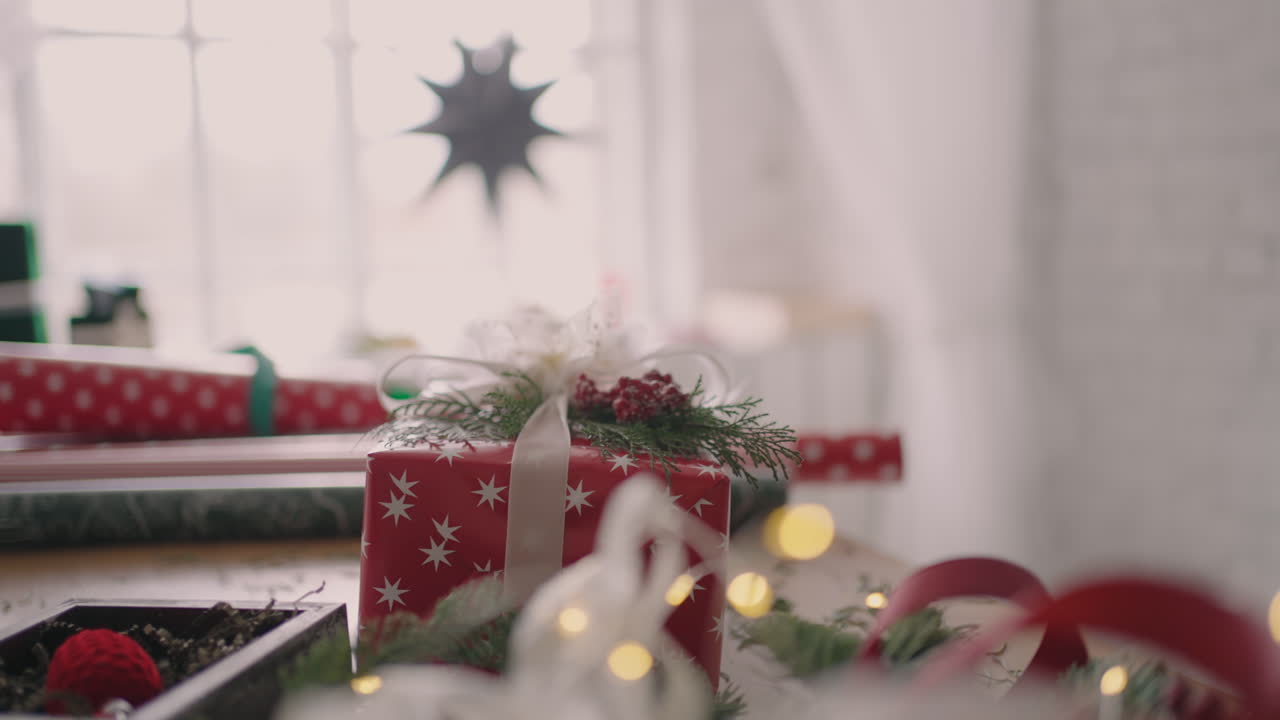 sobre la mesa hay un regalo empaquetado y la cámara vuela alrededor de la mesa a cámara lenta.