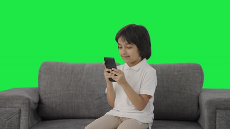 Niño-Indio-Charlando-Con-Alguien-En-La-Pantalla-Verde-Del-Teléfono