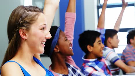 Schüler-Hebt-Im-Klassenzimmer-Die-Hand