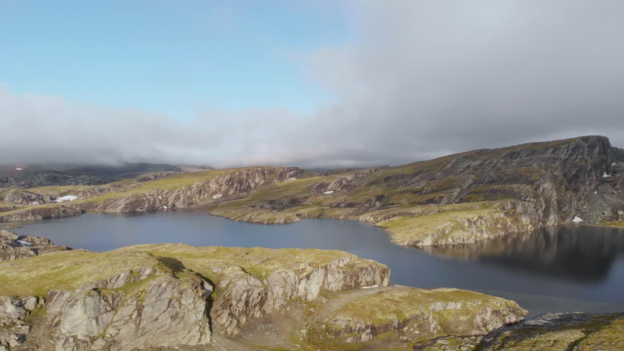 agua de deshielo del lago glacial y colinas rocosas, hardangervidda, noruega subártica, aéreo