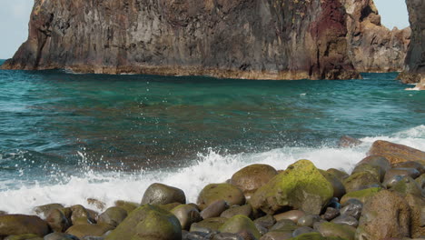 Wellen-Am-Felsigen-Strand-In-Ribeira-Da-Janela,-Insel-Madeira,-Portugal---Statische-Aufnahme