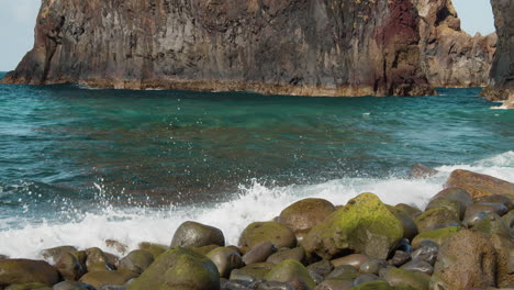 olas rompiendo en una playa rocosa en ribeira da janela, isla de madeira, portugal - tiro estático