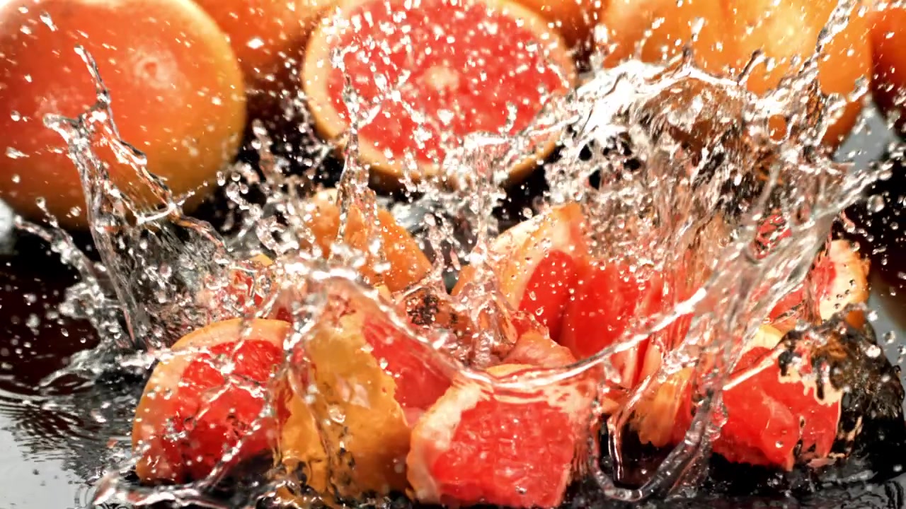 超スローモーションで水しぶきを上げるグレープフルーツのスライス