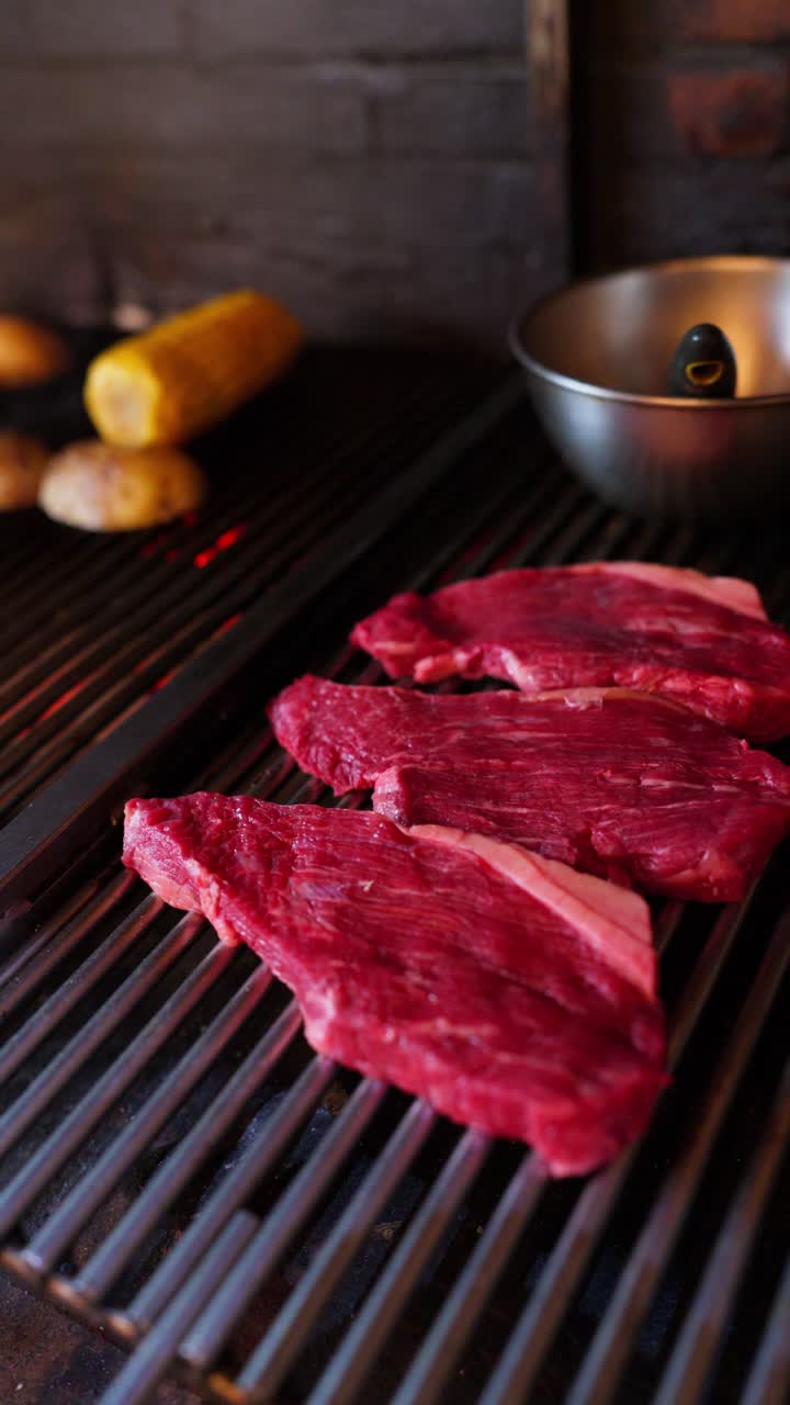 Filetes crudos frescos y verduras en una parrilla caliente