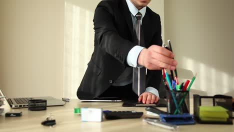 Businessman-Organizing-The-Desk