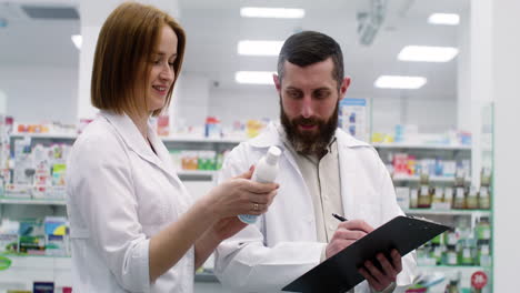 farmacéuticos que trabajan en interiores