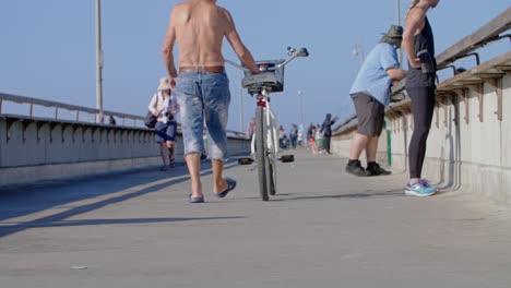 hombre bajando en bicicleta por el muelle