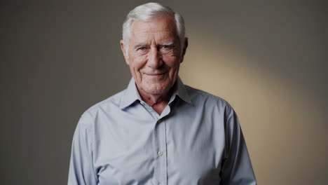 retrato de un anciano sonriente