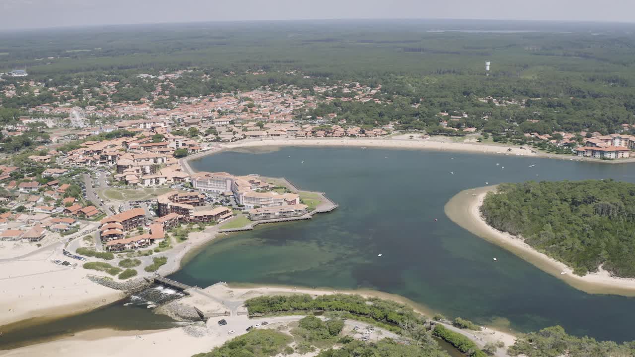 Drone-ilmakuva Vieux-Bocau-les-Bainsin rantakaupungista Etelä-Ranskassa.