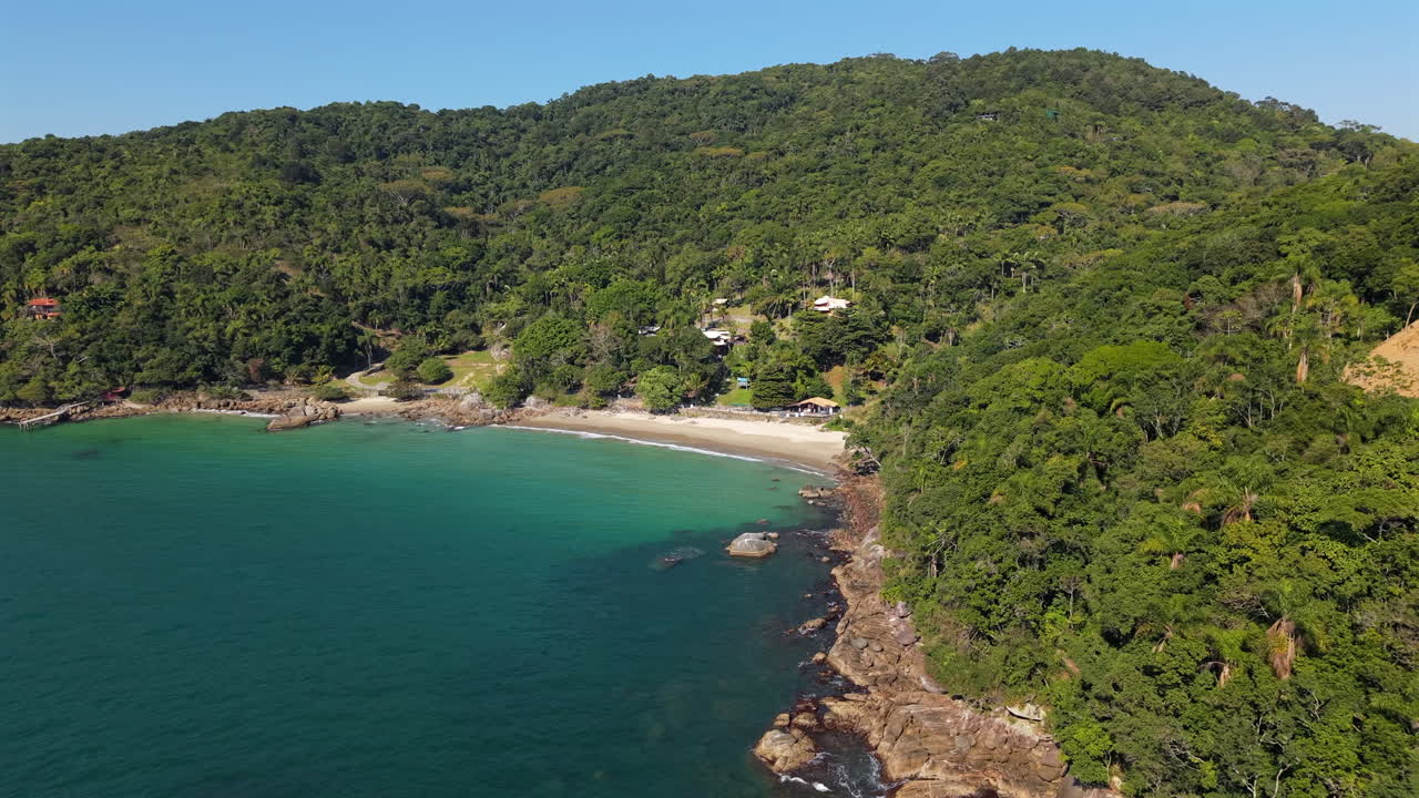 vista aérea de la playa tropical y la costa