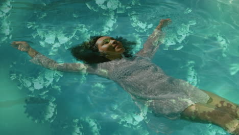 video compuesto digital de células de covid-19 que se mueven contra una mujer nadando en una piscina en el fondo