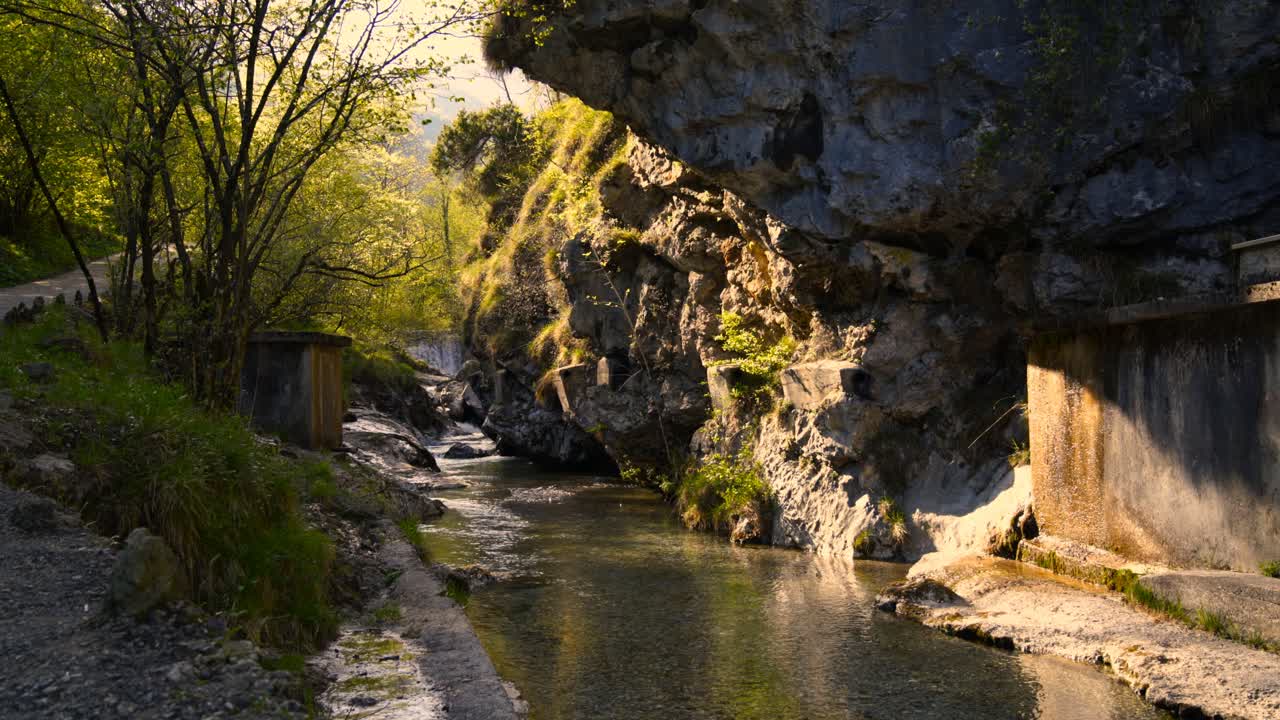 cascada en el río val vertova, cerca de bérgamo, valle seriana, italia