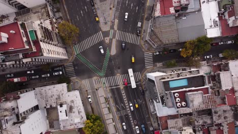 vista aérea hacia abajo de la bifurcación de la avenida córdoba en la ciudad de buenos aires durante la hora pico de la noche, 4k