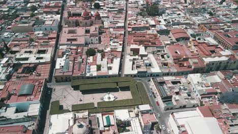 Vista-De-Drones-De-Los-Jardines-Y-El-Centro-De-Querétaro